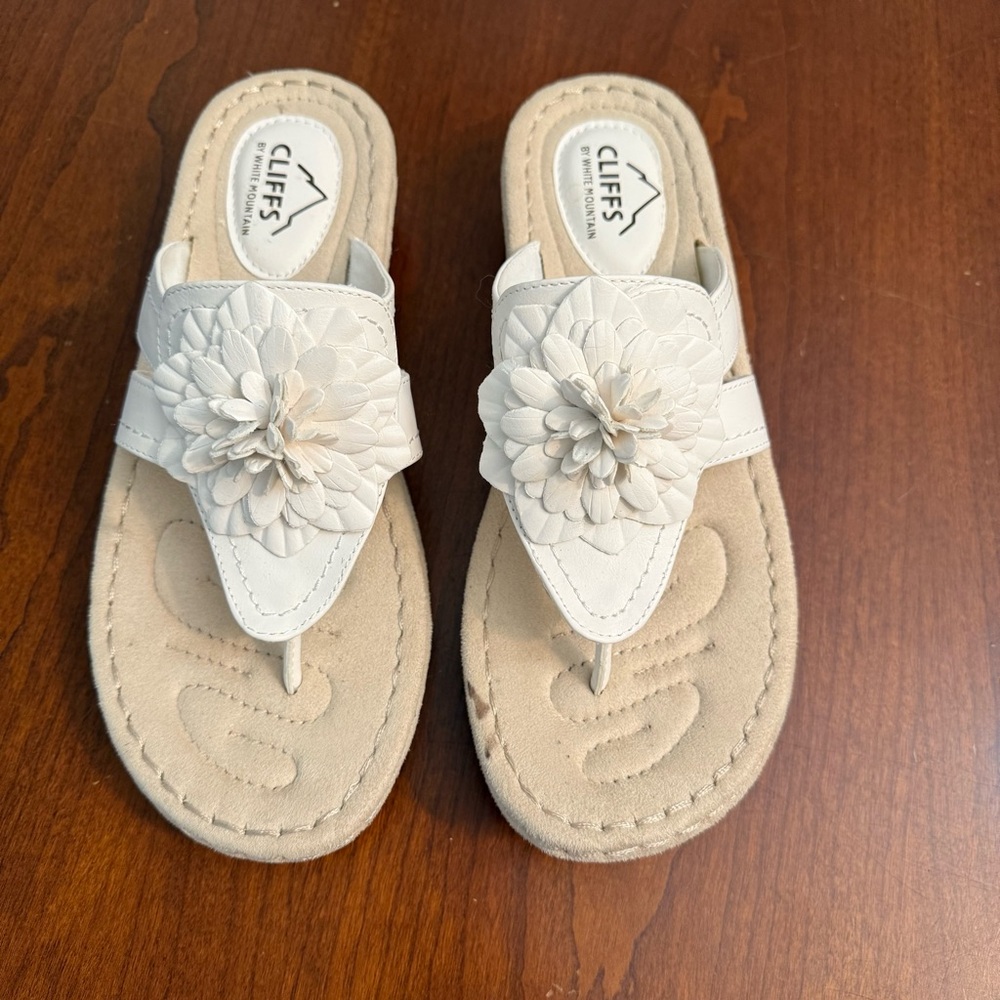 Women’s Cliffs by WHITE MOUNTAIN White Floral Sandals size 8.5